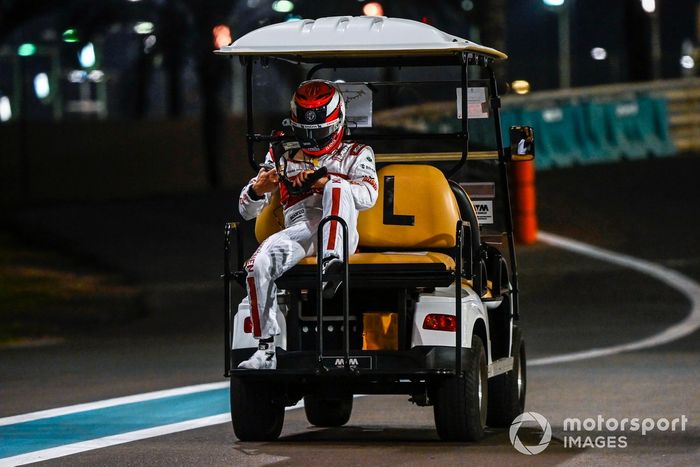 Kimi Raikkonen, Alfa Romeo Racing C39 es llevado a los pits después de que su monoplaza se incendiara