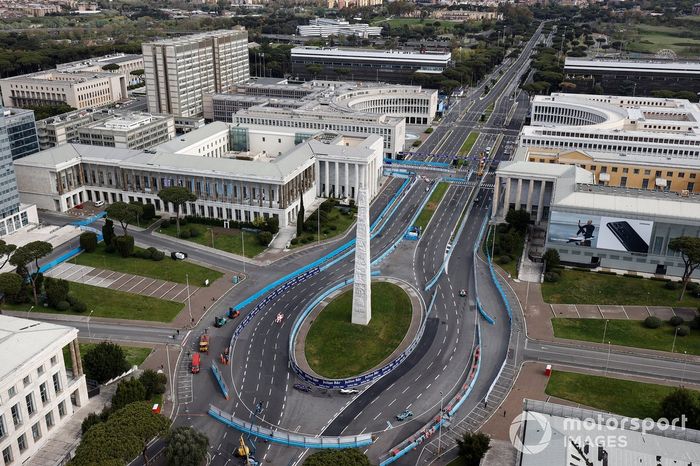 Coches alrededor del Obelisco de Marconi