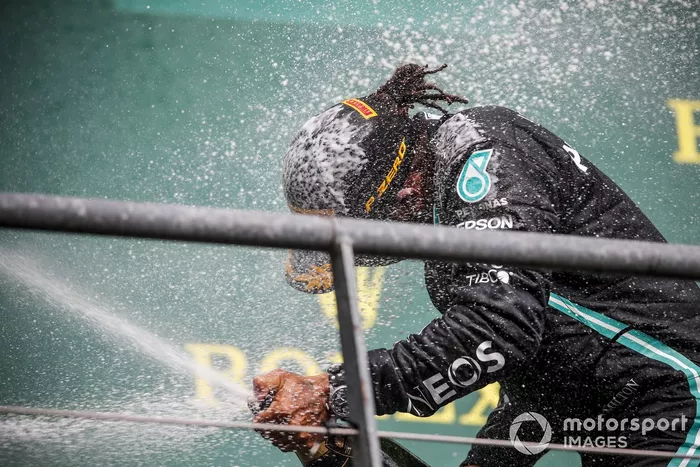 Podio: ganador Lewis Hamilton, Mercedes-AMG F1