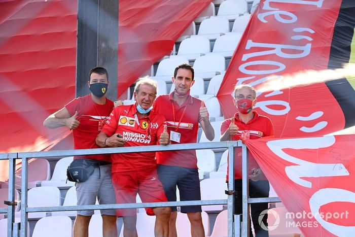 Los fans de Ferrari en una tribuna asignada a 250 del personal de tratamiento del Covid 19 de Italia