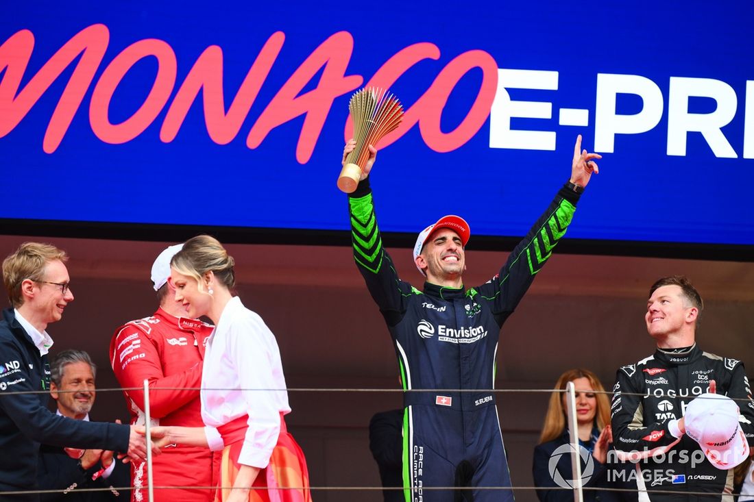 Zwycięzca wyścigu Sebastien Buemi, Envision Racing, drugie miejsce Oliver Rowland, Nissan Formula E Team, trzecie miejsce Nick Cassidy, Jaguar TCS Racing, Sylvain Filippi, dyrektor zarządzający, CTO Envision Racing.