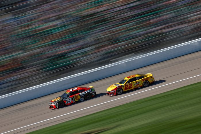 Chase Briscoe, Joe Gibbs Racing Toyota, Joey Logano, Team Penske Ford