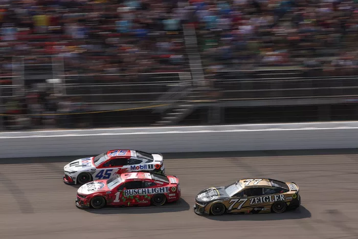 Ross Chastain, Trackhouse Racing Chevrolet, Tyler Reddick, 23XI Racing Toyota, Carson Hocevar, Spire Motorsports Chevrolet