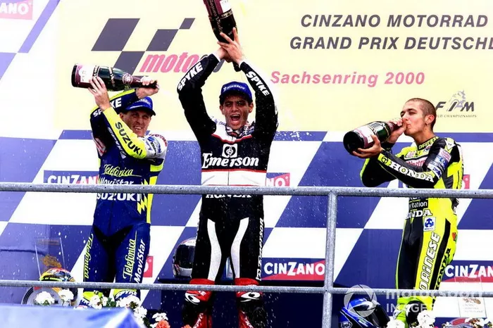 Podio: ganador de la carrera Alex Barros, Pons Honda, segundo lugar Valentino Rossi, Honda, Kenny Roberts, Jr. Suzuki