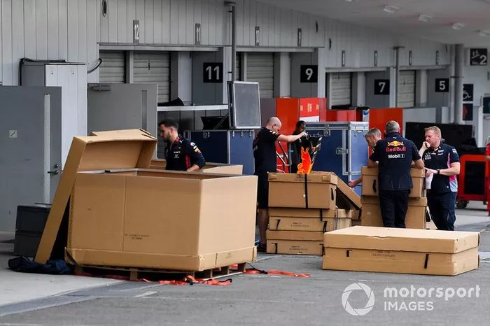 Mecánicos de Red Bull Racing con material