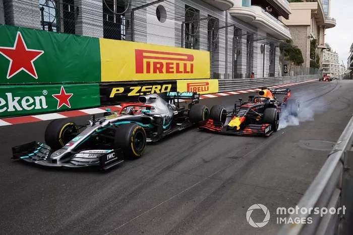 Verstappen tenta ultrapassagem sobre Hamilton