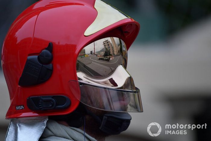 Daniel Ricciardo, Renault R.S.19,  reflejado en la visera de un bomberos