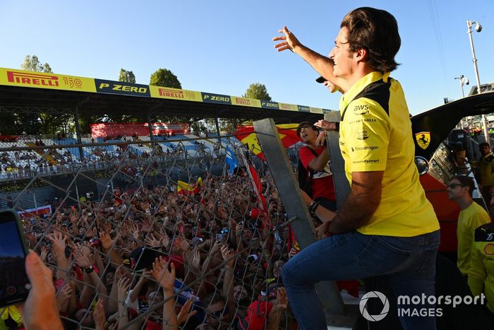 Carlos Sainz, de Ferrari, lanza su sombrero al público tras la carrera