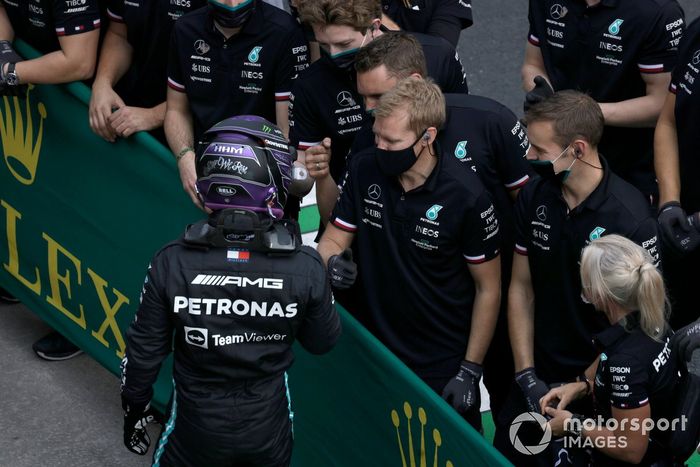Pole Position de Lewis Hamilton, de Mercedes, celebra con el equipo de Merecedes