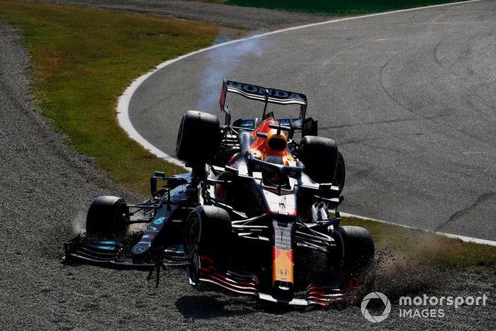 Lewis Hamilton, Mercedes W12, y Max Verstappen, Red Bull Racing RB16B chocan durante la carrera