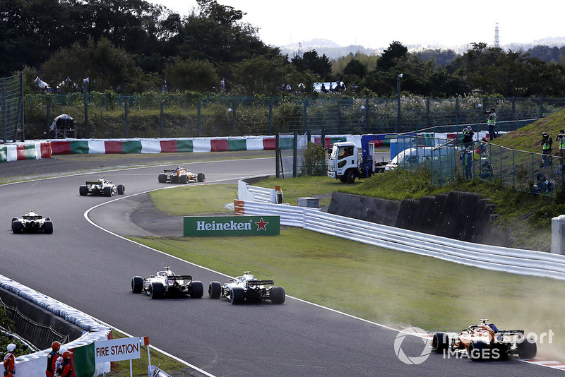 Charles Leclerc, Sauber C37 and Sergey Sirotkin, Williams FW41 battle