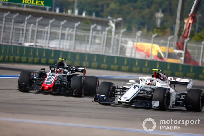 Charles Leclerc, Sauber C37 menyalip Kevin Magnussen, Haas F1 Team VF-18