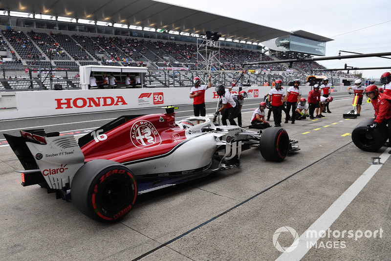 10. Charles Leclerc, Sauber C37 pit stop