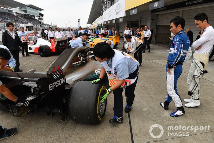 Kazuki Nakajima y Takuma Sato  Mercedes-AMG F1 W09 en Leyendas F1 30 Aniversario vuelta de Demostración