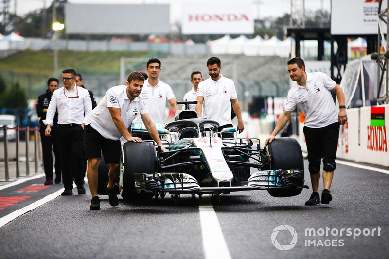 La Mercedes AMG F1 W09 EQ Power+ di Lewis Hamilton viene condotta alle verifiche