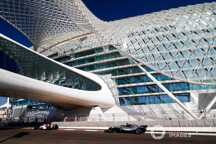 Antonio Giovinazzi, Sauber C37, por delante de Lewis Hamilton, Mercedes AMG F1 W09 EQ Power+