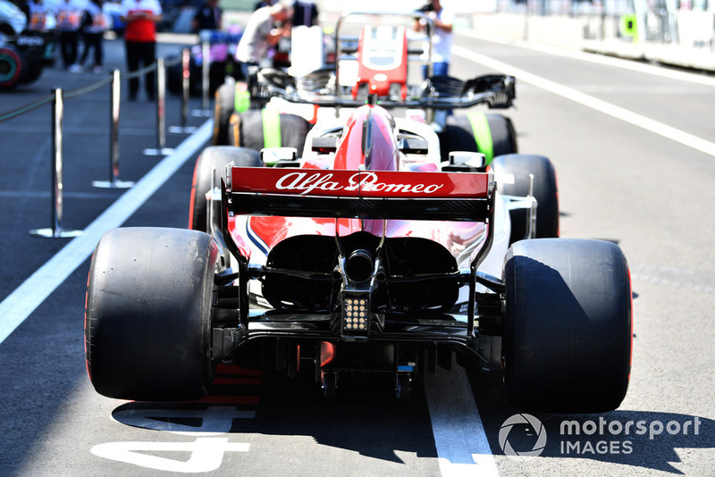 У задній частині Sauber C37 добре помітні надзвичайно великі отвори для охолодження двигуна, які допомагають кращому відведенню тепла, що є великою проблемою на трасі, яка розташовано дуже високо над рівнем моря.