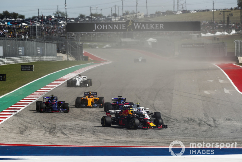 Max Verstappen, Red Bull Racing RB14, leads Sergey Sirotkin, Williams FW41, Brendon Hartley, Toro Rosso STR13, Pierre Gasly, Scuderia Toro Rosso STR13, Stoffel Vandoorne, McLaren MCL33, and the remainder of the field on the opening lap