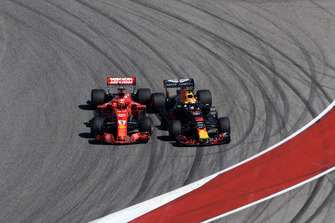 Sebastian Vettel, Ferrari SF71H e Daniel Ricciardo, Red Bull Racing RB14, si scontrano nel primo giro