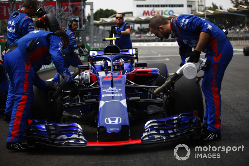 Les mécaniciens de Pierre Gasly, Scuderia Toro Rosso STR13, sur la grille