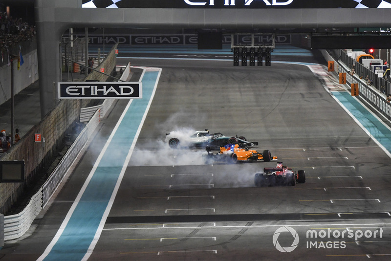 Lewis Hamilton, Mercedes-AMG F1 W09, Sebastian Vettel, Ferrari SF71H e Fernando Alonso, McLaren MCL33, festeggiano con dei donut alla fine della gara