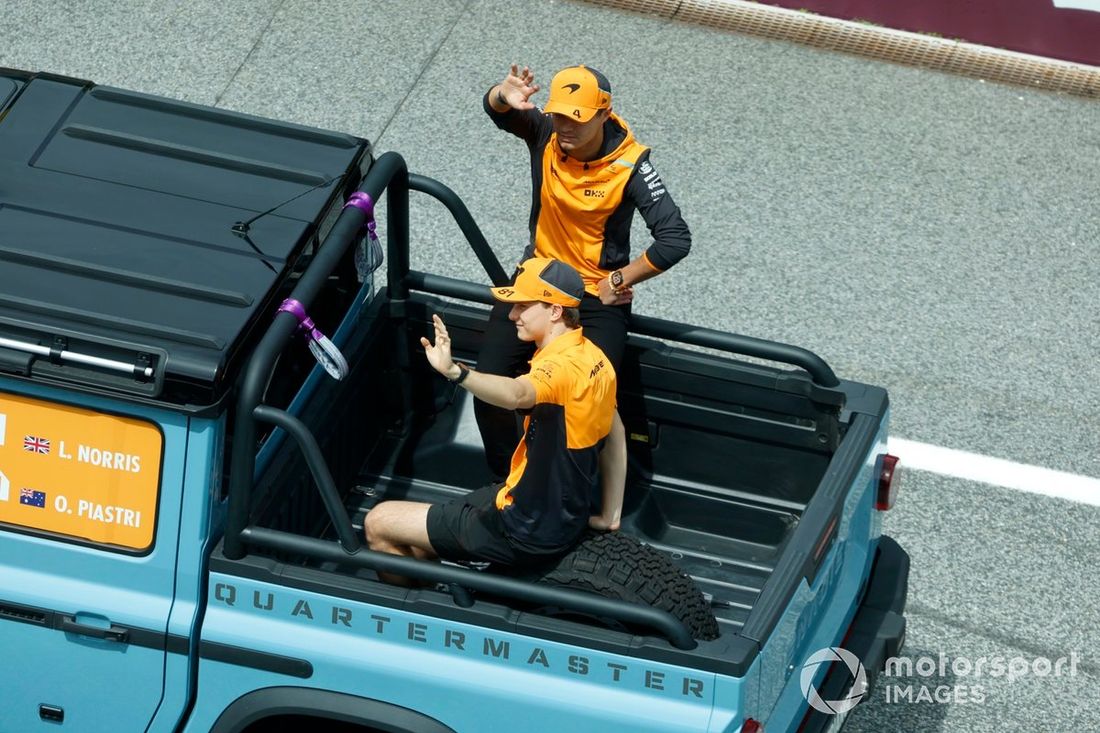 Lando Norris, McLaren F1 Team i Oscar Piastri, McLaren F1 Team, podczas parady kierowców
