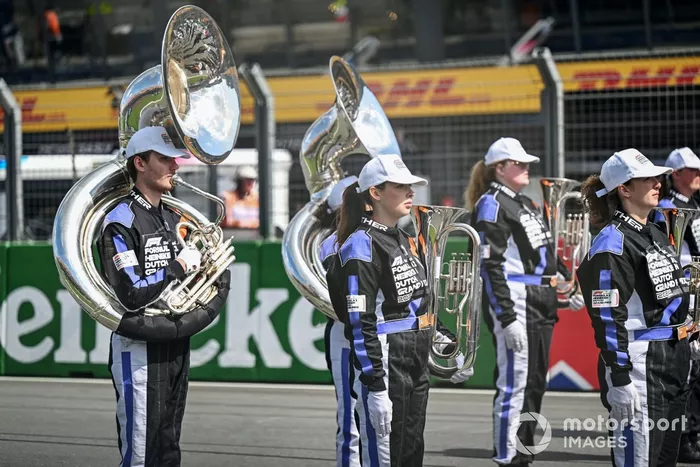 Miembros de la banda en la parrilla 