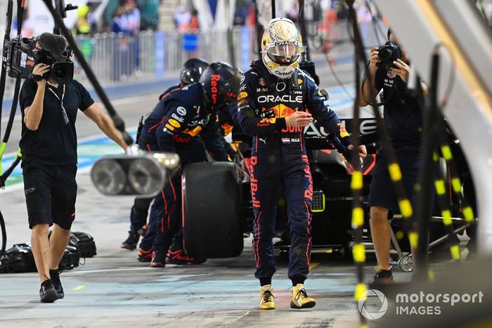 Max Verstappen, de Red Bull Racing, se dirige al garaje tras retirarse 