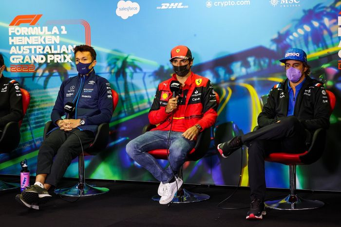 Alex Albon, Williams Racing, Carlos Sainz, Ferrari, Fernando Alonso, Alpine F1 Team en la conferencia