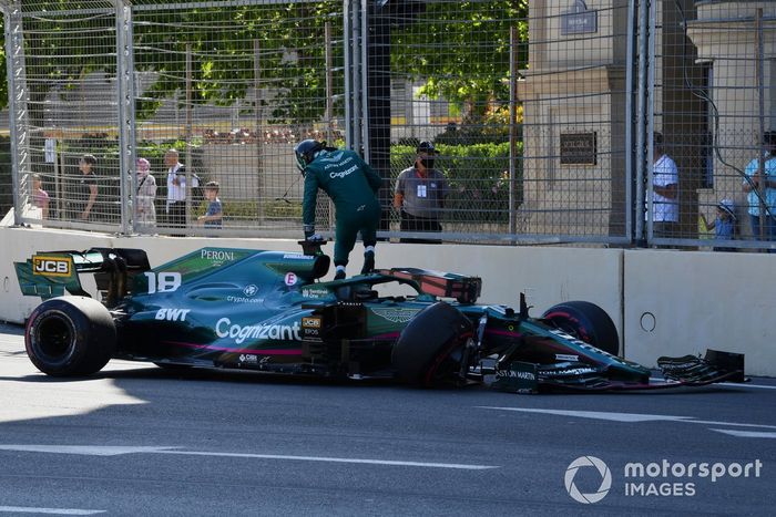 Lance Stroll, Aston Martin AMR21, choca durante la clasificación