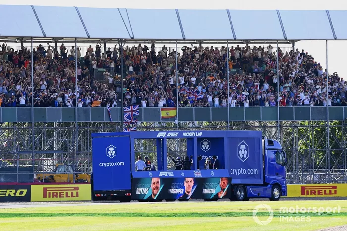 Primer lugar de la carrera Sprint Max Verstappen, Red Bull Racing, segundo lugar Lewis Hamilton, Mercedes y el tercer lugar Valtteri Bottas, Mercedes, recorren el circuito en el camión de la vuelta de la victoria tras la clasificación Sprint