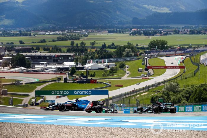 Fernando Alonso, Alpine A521, Lewis Hamilton, Mercedes W12