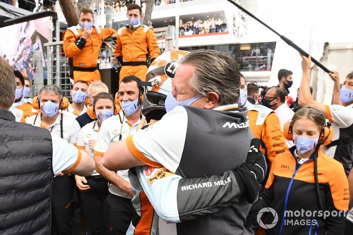 Lando Norris, McLaren, 3ª posición, Zak Brown, CEO de McLaren Racing, y el equipo McLaren celebran en el Parc Ferme
