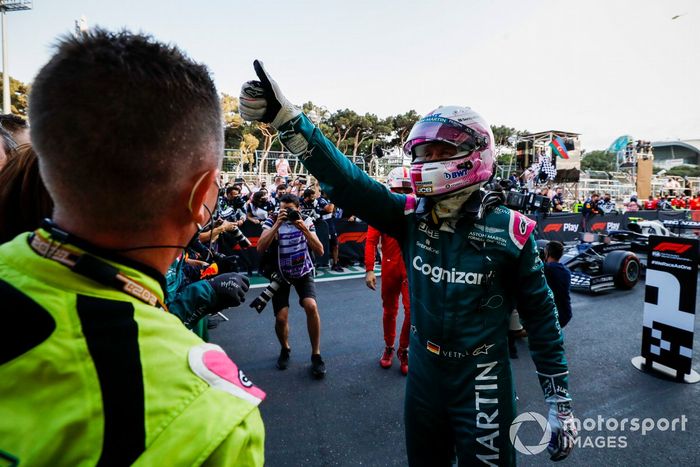 Sebastian Vettel, Aston Martin, 2ª posición, celebra en Parc Ferme