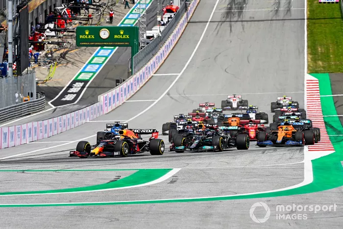 Arrancada Max Verstappen, Red Bull Racing RB16B, Lewis Hamilton, Mercedes W12, Sergio Pérez, Red Bull Racing RB16B, Lando Norris, McLaren MCL35M y el resto del pelotón