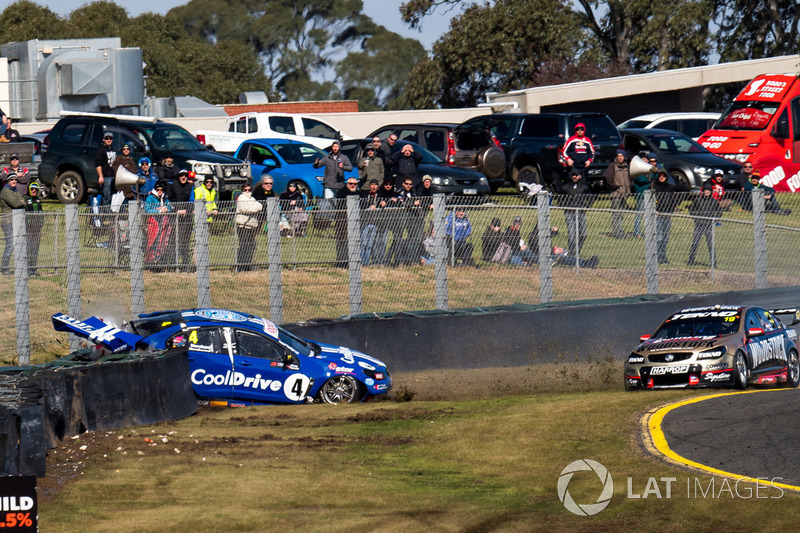 Choque de Todd Hazelwood, Brad Jones Racing