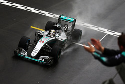 Переможець гонки Льюїс Хемілтон, Mercedes AMG F1 W07 Hybrid святкує перемогу із картатим прапором на