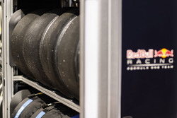 Шины Pirelli в гараже Red Bull Racing