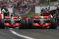 Lewis Hamilton, McLaren MP4-22, devant Fernando Alonso, McLaren MP4-22, à la sortie des stands