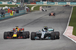 Valtteri Bottas, Mercedes AMG F1 W08, Daniel Ricciardo, Red Bull Racing RB13