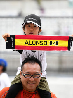 Fernando Alonso, McLaren fan and banner