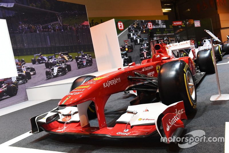 Une Ferrari sur le stand F1 Racing