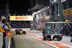 Valtteri Bottas, Mercedes AMG F1 W08, sort de son stand alors que Nico Hulkenberg, Renault Sport F1 Team RS17, arrive dans le sien