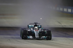 Lewis Hamilton, Mercedes AMG F1 W08 voor Daniel Ricciardo, Red Bull Racing RB13