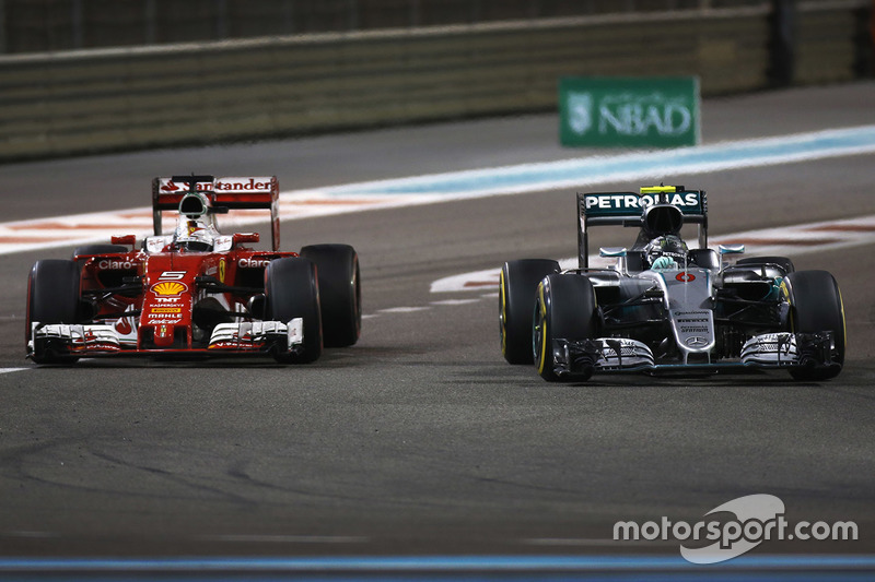 Sebastian Vettel, Ferrari SF16-H; Nico Rosberg, Mercedes AMG F1 W07 Hybrid