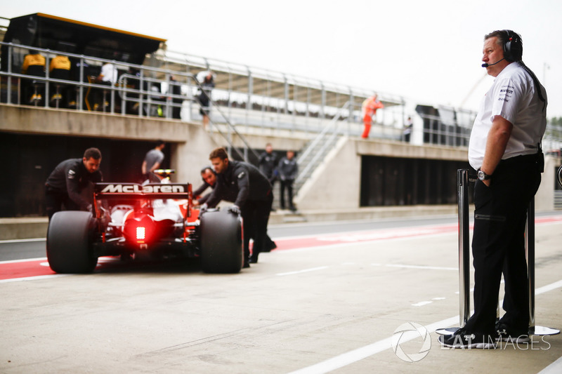 Исполнительный директор McLaren Technology Group Зак Браун смотрит на McLaren MCL32 Стоффеля Вандорна