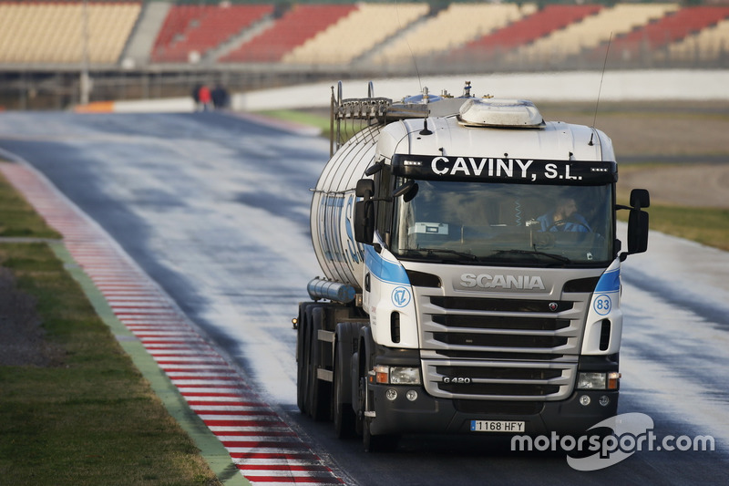Preparación de la pista para los test en agua