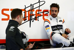 Stoffel Vandoorne, McLaren, parle à Fernando Alonso, McLaren