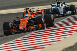 Fernando Alonso, McLaren MCL32 y Valtteri Bottas, Mercedes AMG F1 W08