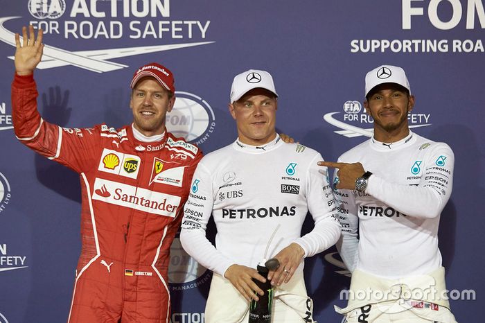 Ganador de la pole Valtteri Bottas, Mercedes AMG, segundo lugar de Lewis Hamilton, Mercedes AMG, ter